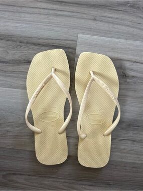 Havaianas Women's Slim Flip Flops butter yellow